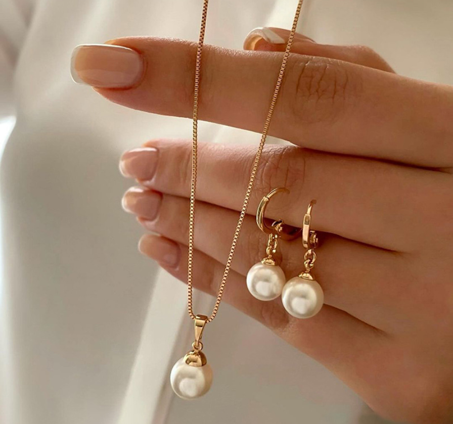 Luna Pearl Grace Necklace & Earring Set